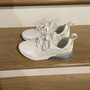Nike Air Max270 GS Women’s size 7.5 White Metallic Silver
No stains or scuffs